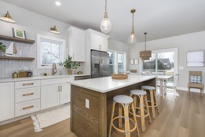 Een koelkast, een magnetron, een oven, een kookplaat