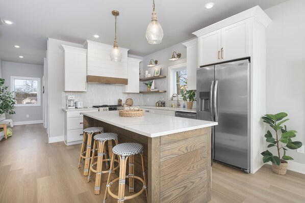 Een koelkast, een magnetron, een oven, een kookplaat