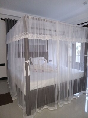 5 bedrooms, iron/ironing board, WiFi - Madiha/Kambuugamuwa-Sri lanka-luxury House-Tropical Travelogue ltd (Kambuugamuwa)