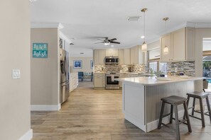 Fridge, microwave, oven, stovetop - Gulf Access, Kayak, Paddle Board, Heated Saltwater Pool and Dolphins! - Villa Delfin- Roelens (Cape Coral)