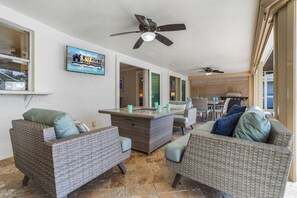 Outdoor dining - Gulf Access, Kayak, Paddle Board, Heated Saltwater Pool and Dolphins! - Villa Delfin- Roelens (Cape Coral)