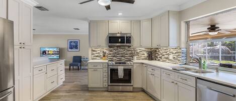 Refrigerador, microondas, horno, placa de cocina