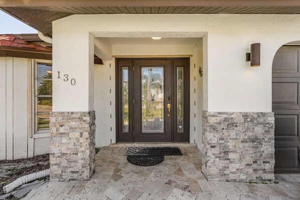 Exterior detail - Gulf Access, Kayak, Paddle Board, Heated Saltwater Pool and Dolphins! - Villa Delfin- Roelens (Cape Coral)