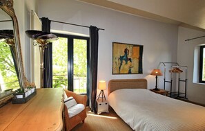 7 bedrooms, travel crib, free WiFi, bed sheets