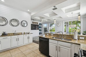 冷蔵庫、電子レンジ、オーブン、コンロ