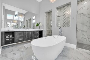 Douche, sèche-cheveux, serviettes fournies