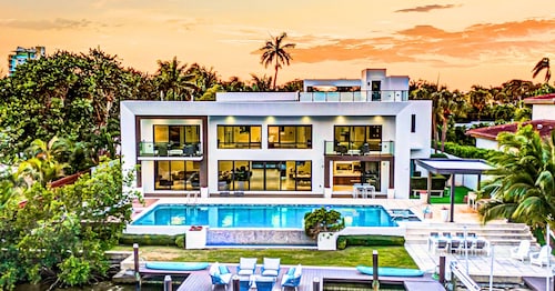 Waterfront Masterpiece Villa / Grand Heated Pool / Seabreeze Key