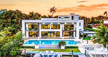 Waterfront Masterpiece Villa / Grand Heated Pool / Seabreeze Key