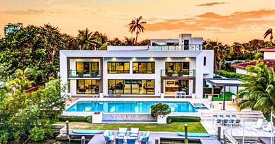 Waterfront Masterpiece Villa / Grand Heated Pool / Seabreeze Key