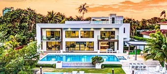 Waterfront Masterpiece Villa / Grand Heated Pool / Seabreeze Key