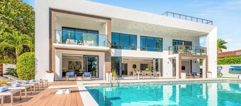 Waterfront Masterpiece Villa / Grand Heated Pool / Seabreeze Key