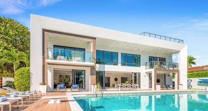 Waterfront Masterpiece Villa / Grand Heated Pool / Seabreeze Key