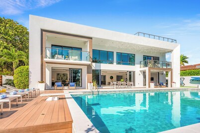 Waterfront Masterpiece Villa / Grand Heated Pool / Seabreeze Key