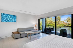 6 室のベッドルーム、WiFi (無料)、ベッドシーツ