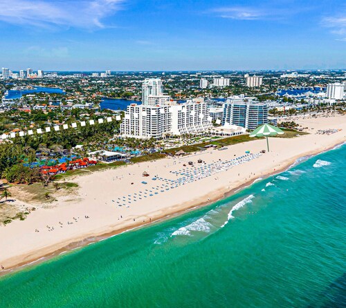 Waterfront Masterpiece Villa / Grand Heated Pool / Seabreeze Key