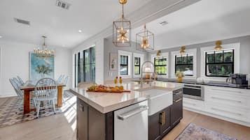 KĂŒhlschrank, Mikrowelle, Ofen, Herdplatte