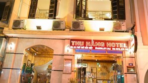 A two-story building with a sign reading "THU HANH HOTEL". - Thu Hang Sapa Hotel - by Bay Luxury (Sa Pa)