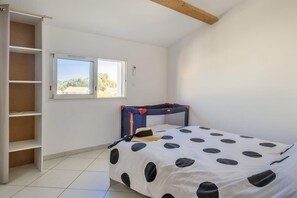 3 bedrooms, iron/ironing board, WiFi, bed sheets