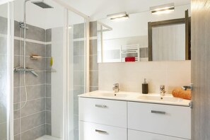 Shower, hair dryer, towels
