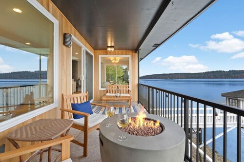 Olalla Bay Waterfront Stay w/ Beach, Kayaks & Hot Tub