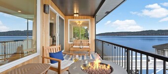 Olalla Bay Waterfront Stay w/ Beach, Kayaks & Hot Tub