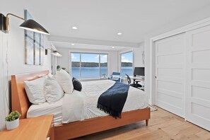 3 habitaciones, escritorio y tabla de planchar con plancha