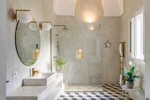 Dusche, Haartrockner, Bidet, HandtĂŒcher