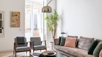 Smart-TV, Bücher, Stereoanlage, Computerbildschirme