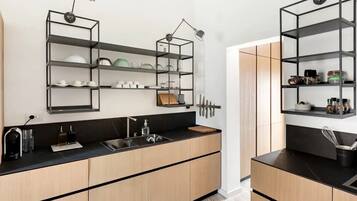 Kühlschrank, Mikrowelle, Ofen, Herdplatte