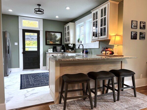 Kylskåp, mikrovågsugn, ugn och spishäll