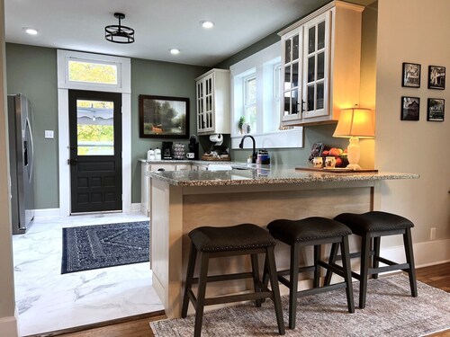 Downtown  4-bedroom with boat and Rv parking close to Lake