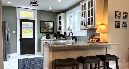 Downtown 4-bedroom with boat and Rv parking close to Lake