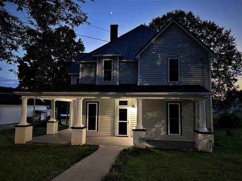 Downtown  4-bedroom with boat and Rv parking close to Lake