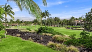 A golf course with lush green grass, palm trees, and a clear blue sky. - 🏖️Waikoloa Townhome Near Pool | Pickleball 2BR (Waikoloa)
