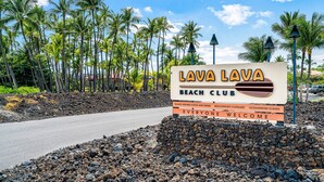A sign for Lava Lava Beach Club with a welcoming message. - 🏖️Waikoloa Townhome Near Pool | Pickleball 2BR (Waikoloa)