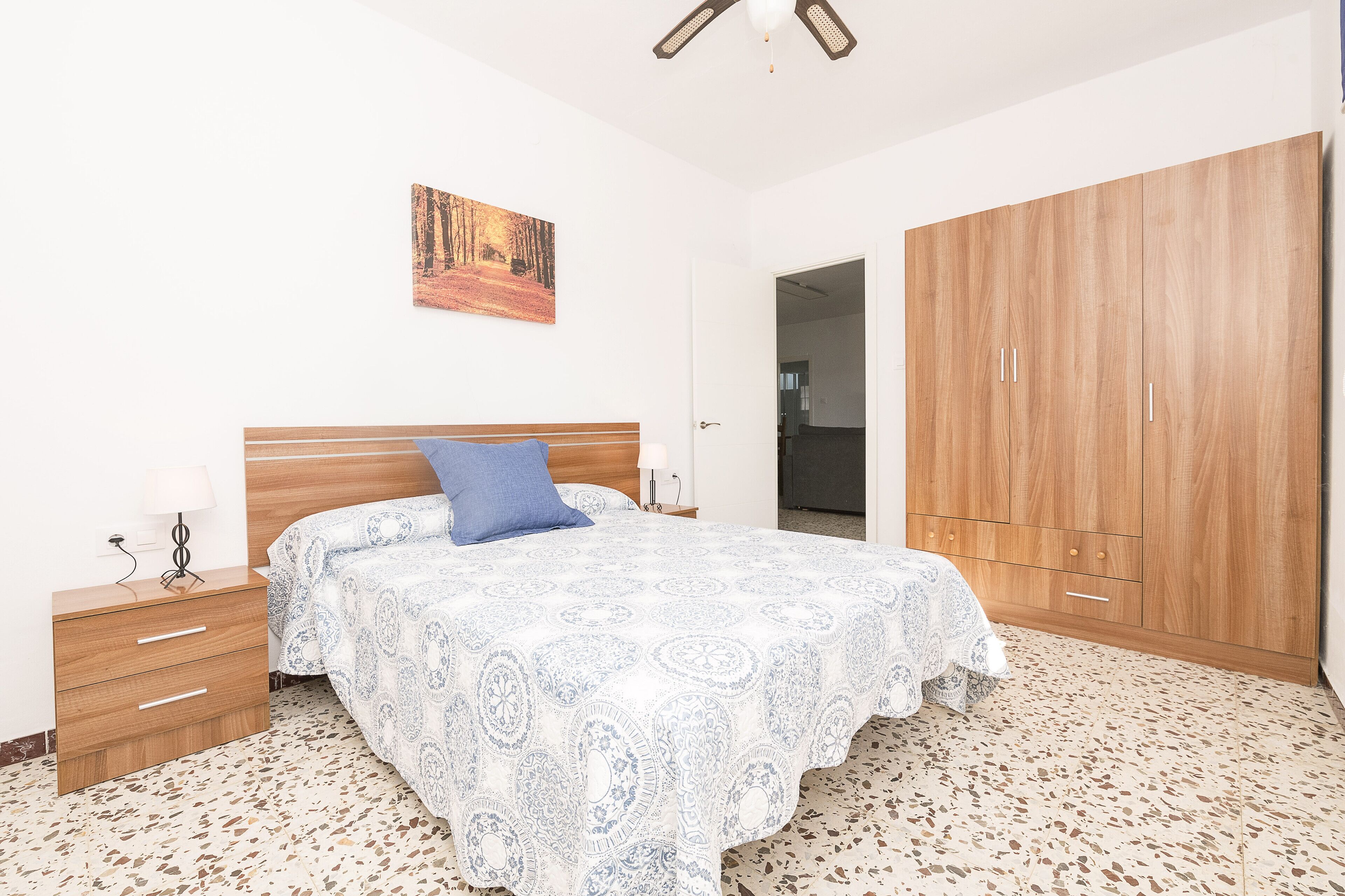 2 dormitorios, tabla de planchar con plancha, ropa de cama