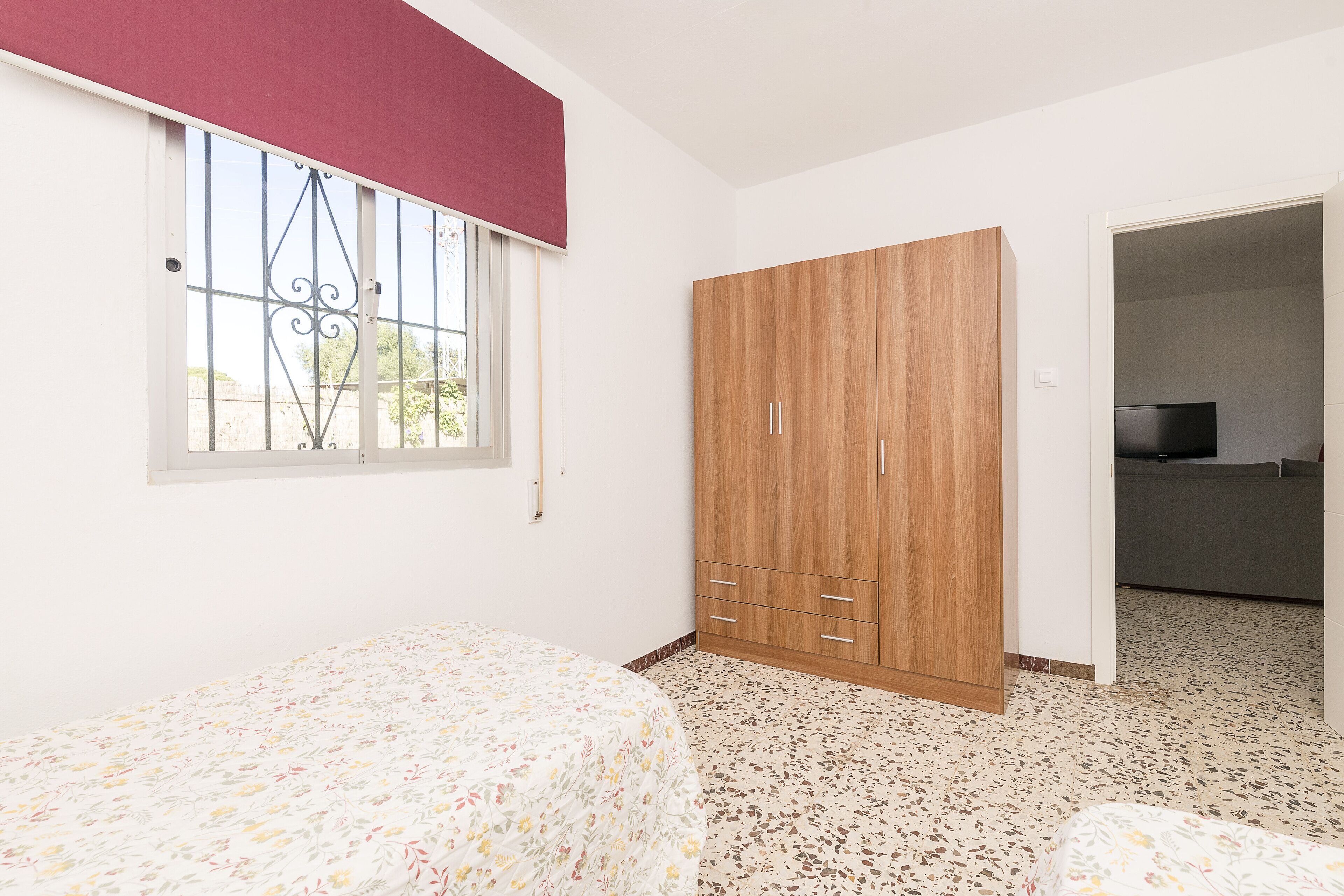 2 habitaciones, tabla de planchar con plancha y ropa de cama 
