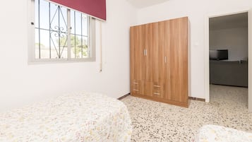 2 slaapkamers, een strijkplank/strijkijzer, beddengoed