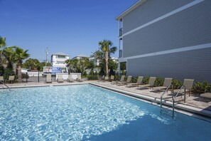 A heated pool - 🌊Walk to Beach-Great Location-4BR Pet Friendly Beachwaves Driftwood🌊 (Miramar Beach)