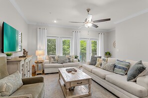 A living room with a sofa, coffee table, and a ceiling fan. - 🌊Walk to Beach-Great Location-4BR Pet Friendly Beachwaves Driftwood🌊 (Miramar Beach)
