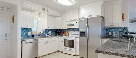 Refrigerador, microondas, horno y parrilla de estufa