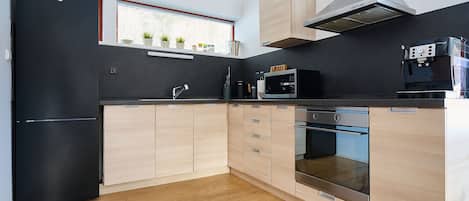 Kühlschrank, Mikrowelle, Ofen, Geschirrspüler