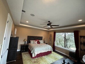 5 間睡房、書桌、熨斗/熨衫板、可攜式嬰兒床