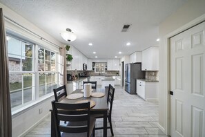 Frigorífic, microones, forn i placa de cuina