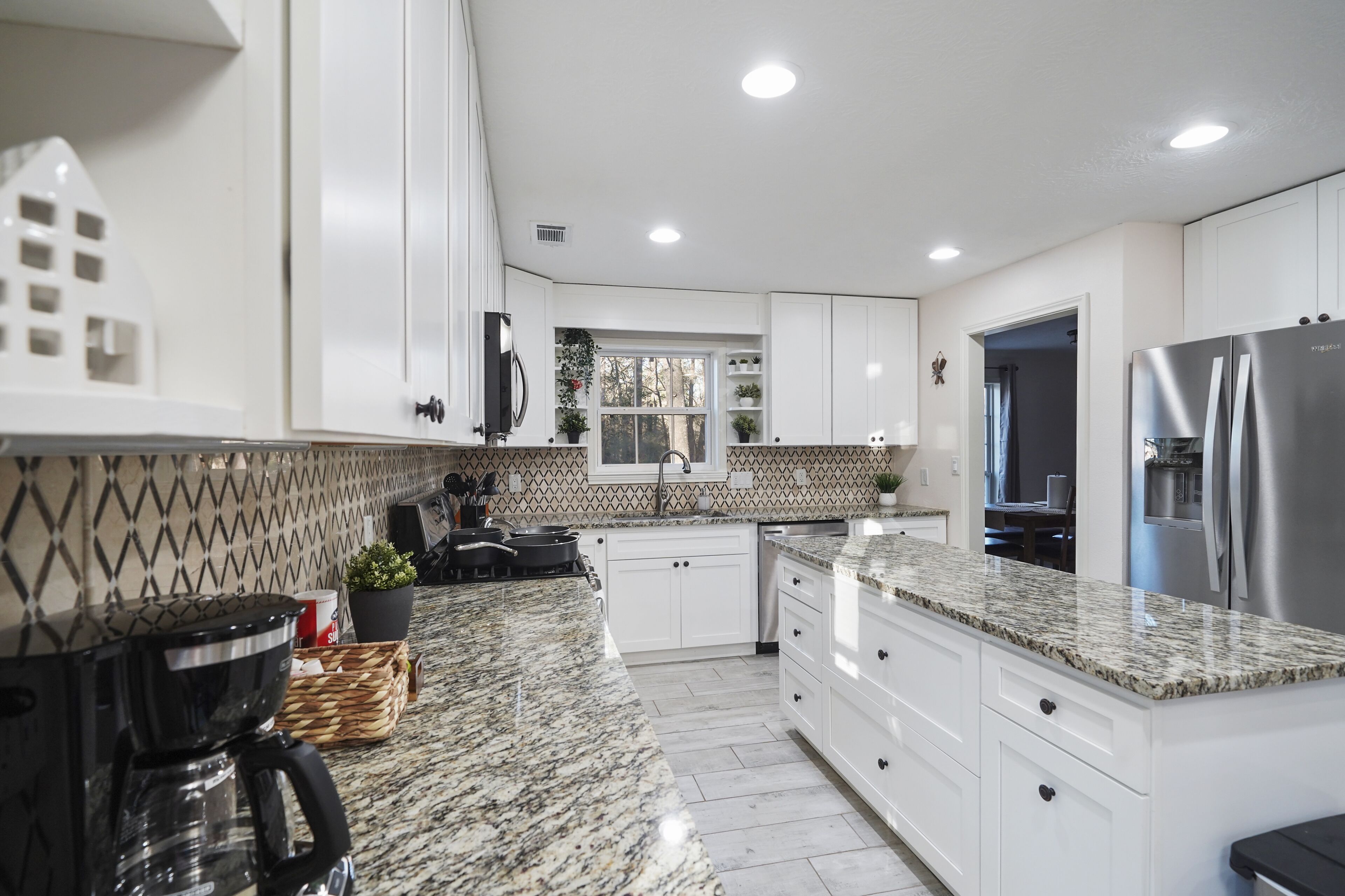 冷蔵庫、電子レンジ、オーブン、コンロ