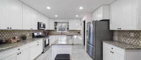 Refrigerador, microondas, horno y parrilla de estufa