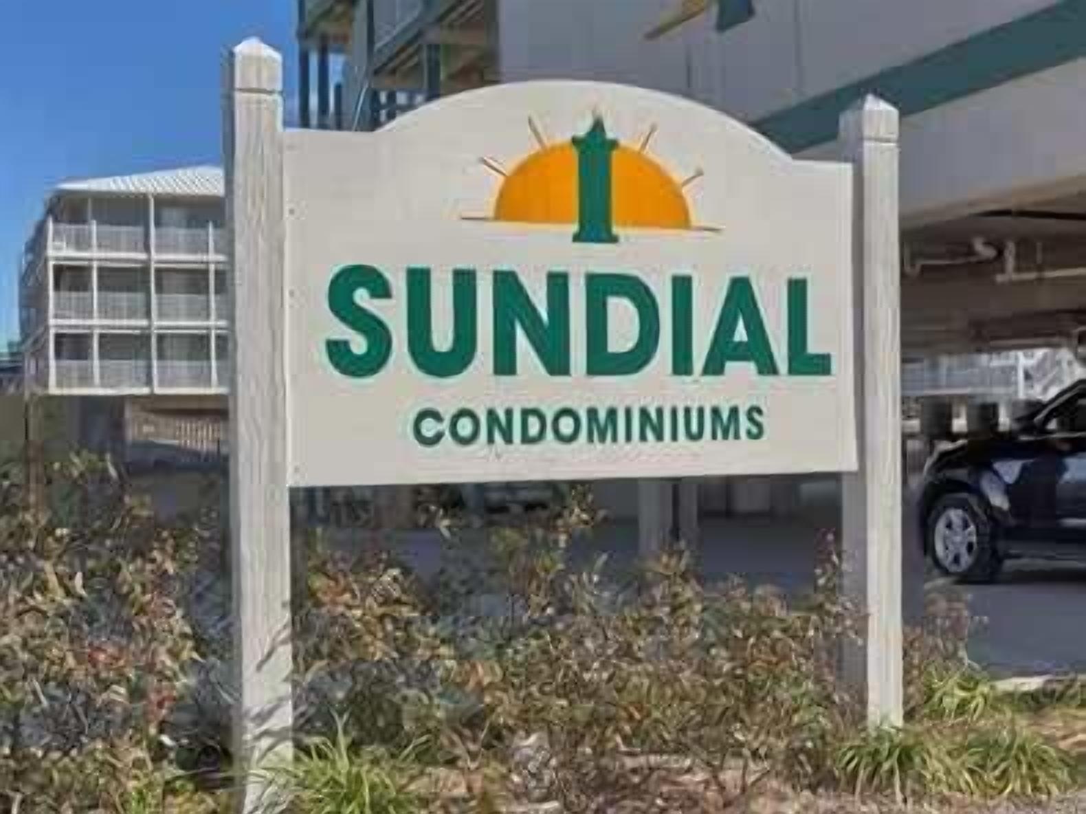 Señal de Condominios Sundial, con una vista despejada del exterior del edificio.