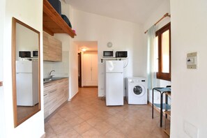 Cookware/dishes/utensils, dining tables - Single villa with 3 rooms and large garden (Aglientu)