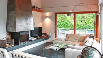 Een open haard, een dvd-speler en een tafeltennistafel