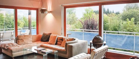 Chimenea, reproductor de DVD y tenis de mesa